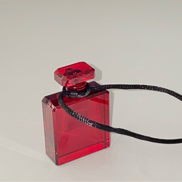 CHANEL Paris No 5 L’eau Red Plexiglass Perfume Bottle Charm Pendant Necklace - Picture 7 of 11